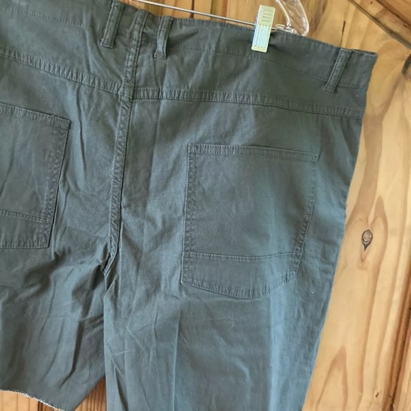Men’s No Boundaries Stretch Above The Knee green chino shorts size 46 - NWT - Picture 8 of 9